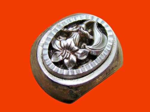 Prägestempel mit floralem