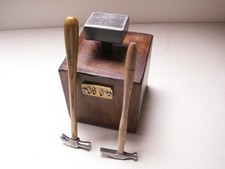 Metallamboss im Holzklotz und